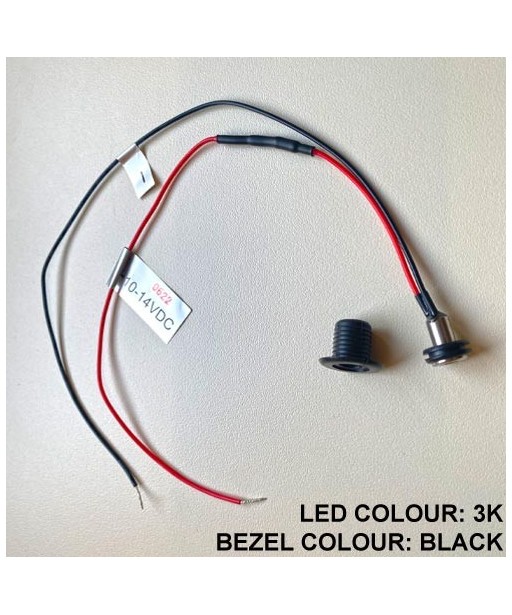 Luz LED de clavija blanca (3000k) con bisel negro.